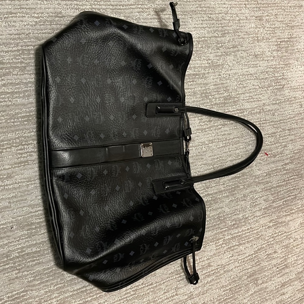 GREAT condition MCM LARGE Liz reversible tote. Pet free smoke free home. Black